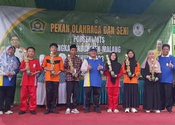 Siswa Mtsn 2 terima piala porseni