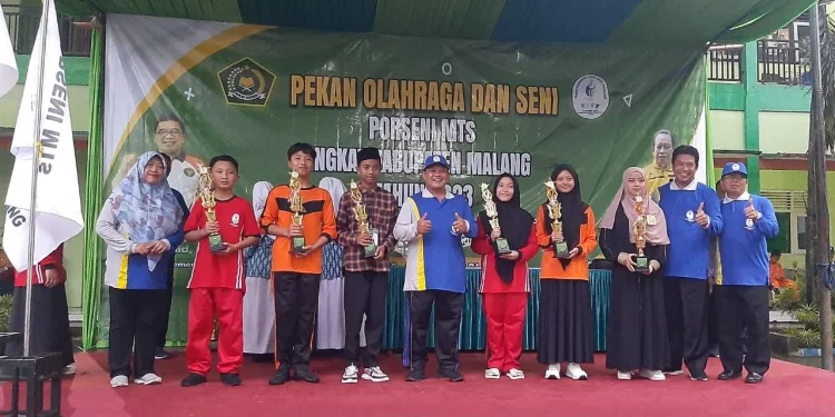 Siswa Mtsn 2 terima piala porseni