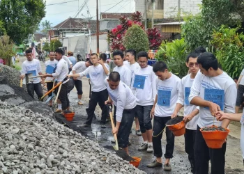 Kegiatan KKM mahasiswa baru Fakultas Teknik UB di Wagir sebelum keracunan.