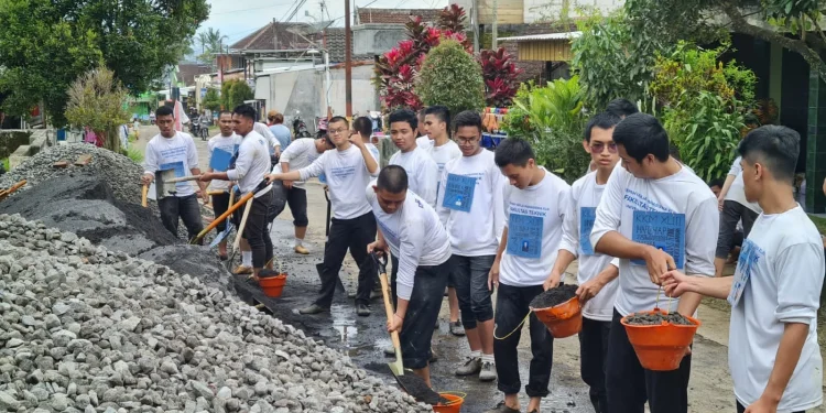 Kegiatan KKM mahasiswa baru Fakultas Teknik UB di Wagir sebelum keracunan.