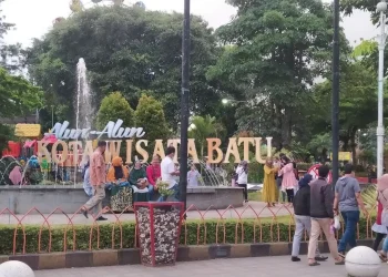 Wisatawan di Alun-Alun Kota Batu
