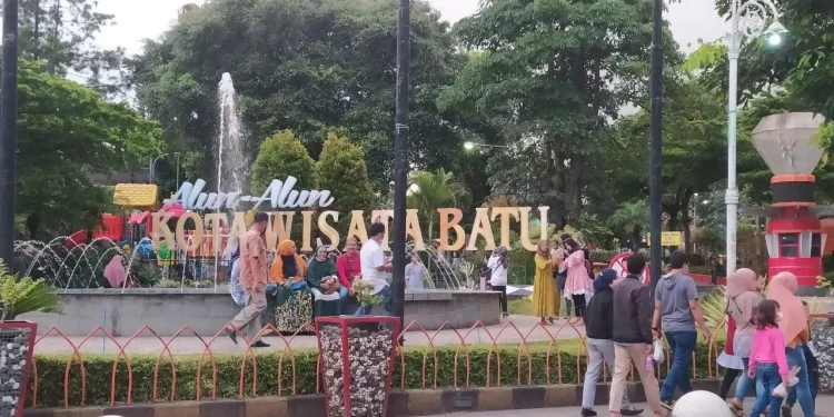 Wisatawan di Alun-Alun Kota Batu