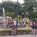 Wisatawan di Alun-Alun Kota Batu