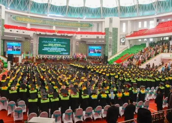 Suasana rapat terbuka senat Unisma dalam rangka wisuda program sarjana, profesi, magister dan doktor.