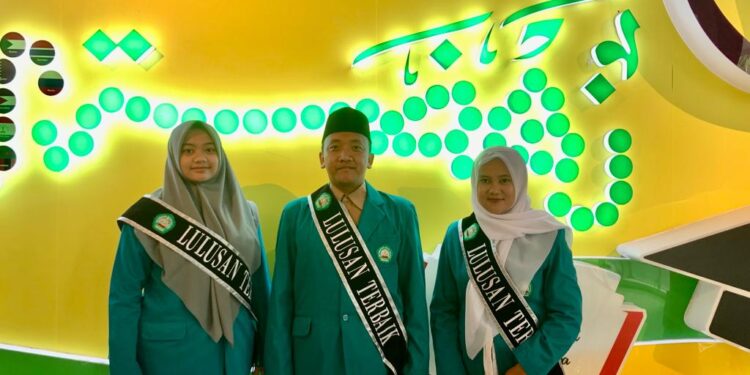 Tiga lulusan terbaik Unisma. Dari kiri : Nuzulul Madalia, Samsul Ma’arif, dan Vivi Nur Imami
