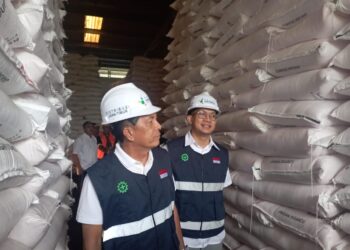 SVP Penjualan Wilayah Timur PT Pupuk Indonesia, Muhammad Yusri saat meninjau gudang di Pakisaji, Kabupaten Malang.