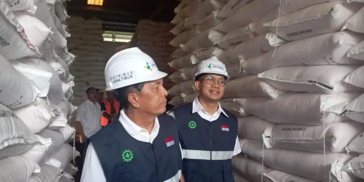 SVP Penjualan Wilayah Timur PT Pupuk Indonesia, Muhammad Yusri saat meninjau gudang di Pakisaji, Kabupaten Malang.