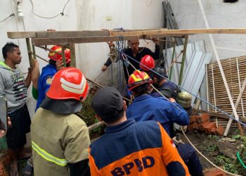 Proses evakuasi oleh petugas Damkar dan BPBD Kots Batu menyelamatkan pekerja bangunan yang pingsan dan terjatuh ke sumur sedalam 15 meter, Selasa (7/2/2023).