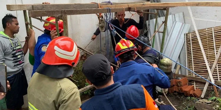 Proses evakuasi oleh petugas Damkar dan BPBD Kots Batu menyelamatkan pekerja bangunan yang pingsan dan terjatuh ke sumur sedalam 15 meter, Selasa (7/2/2023).
