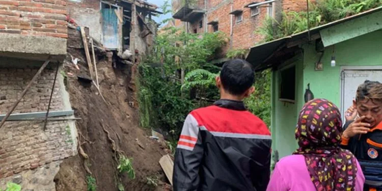 rumah warga terancam ambrol