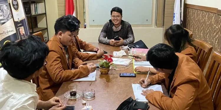 Suasana PKL mahasiswa FH Unikama di Supreme Law Firm.