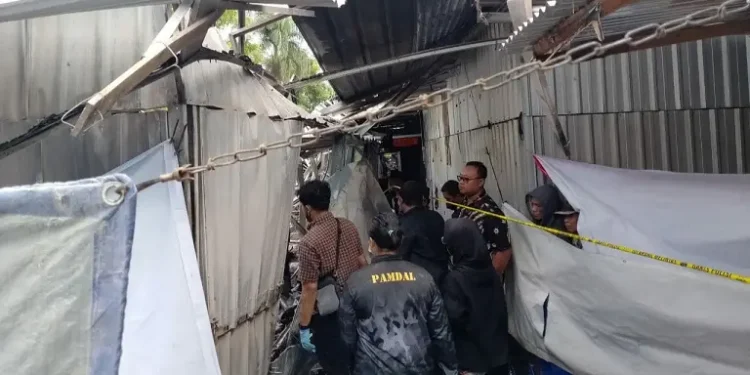 Petugas Polres Batu tengah melakukan identifikasi untuk menemukan penyebab kebakaran yang terjadi di Pasar Relokasi Kota Batu, Kamis (12/1/2023).