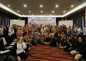 Para peserta dari Pegadaian berfoto bersama pada acara sales training di Hotel Mercure Darmo pada Senin (14/02/2023).