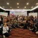 Para peserta dari Pegadaian berfoto bersama pada acara sales training di Hotel Mercure Darmo pada Senin (14/02/2023).