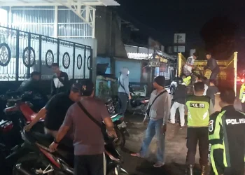 Para petugas mengamankan sepeda motor yang digunakan untuk balap liar di Lawang.