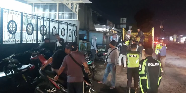 Para petugas mengamankan sepeda motor yang digunakan untuk balap liar di Lawang.