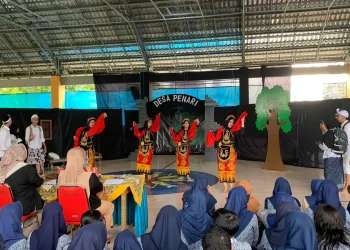 Penampilan siswa-siswi kelas 12 Smarihasta dalam pagelaran seni budaya.