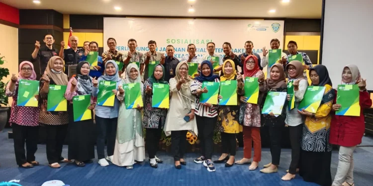 Foto bersama para perwakilan BUMDesma Kabupaten Malang saat acara Sosialisasi Perlindungan Jaminan Sosial Ketenagakerjaan dan Sistem Keagenan Bumdesma se-Kabupaten Malang di Hotel Aria Gajayana pada Selasa (14/02/2023).