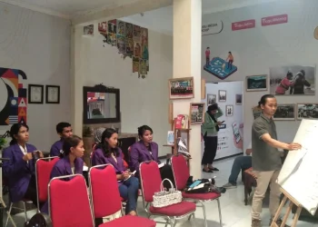 Acara pembkalan peserta magang Tugu Media Group dengan materi Teknik Wawancara dan Menulis Berita.
