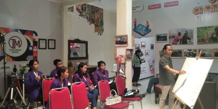 Acara pembkalan peserta magang Tugu Media Group dengan materi Teknik Wawancara dan Menulis Berita.