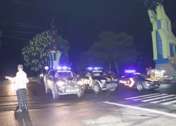 Polisi bubarkan pemuda minum miras