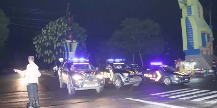 Polisi bubarkan pemuda minum miras