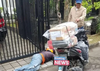 Seorang kurir ekspedisi ditemukan meninggal tersungkur saat tengah bekerja mengantarkan kiriman paket. Diduga ia meningal akibat faktor kelelahan.
