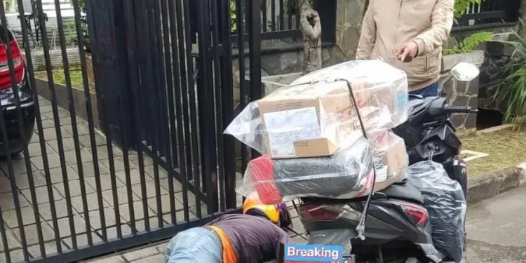 Seorang kurir ekspedisi ditemukan meninggal tersungkur saat tengah bekerja mengantarkan kiriman paket. Diduga ia meningal akibat faktor kelelahan.