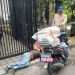 Seorang kurir ekspedisi ditemukan meninggal tersungkur saat tengah bekerja mengantarkan kiriman paket. Diduga ia meningal akibat faktor kelelahan.