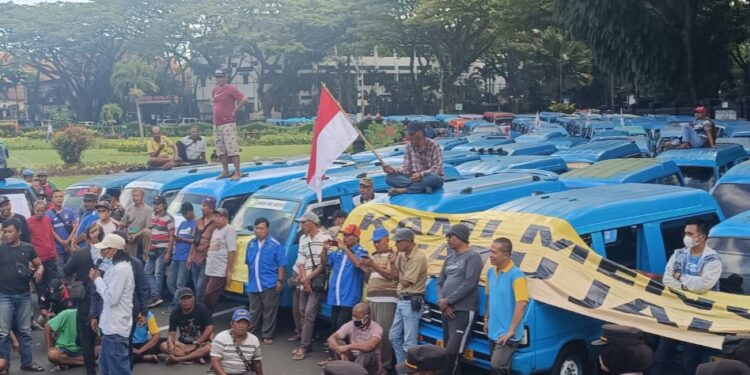Aksi ratusan sopir angkot melakukan demo penolakan skema jalur satu arah di Kota Malang.
