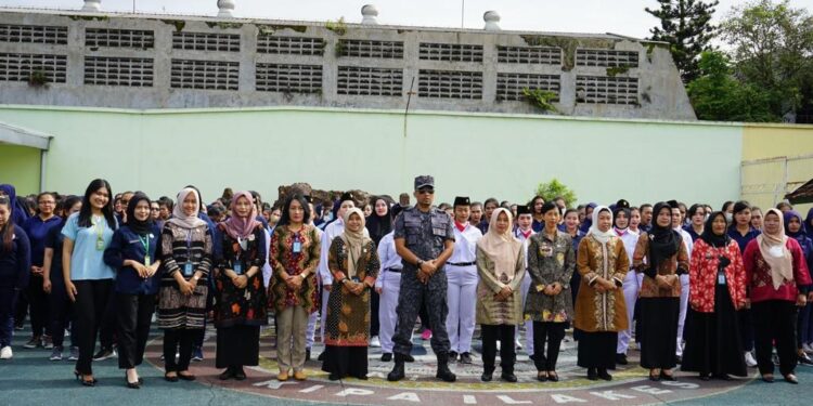 Foto bersama para peserta upacara HKN di Aula Kartini Lapas Perempuan Malang pada Jumat (17/02/2023).