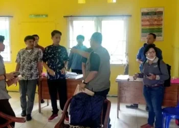 Kepala Diskoperindag Kota Batu Eko Suhartono saat menggerebek unit koperasi menyaru bank titil di komplek perumahan Dusun Gundu, Desa Sumbergondo, Kecamatan Bumiaji, Kota Batu, Jumat (27/1/2023).