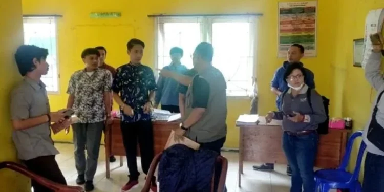 Kepala Diskoperindag Kota Batu Eko Suhartono saat menggerebek unit koperasi menyaru bank titil di komplek perumahan Dusun Gundu, Desa Sumbergondo, Kecamatan Bumiaji, Kota Batu, Jumat (27/1/2023).