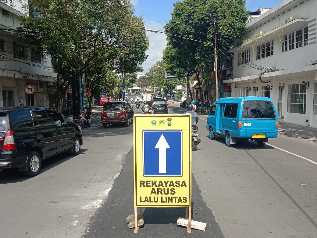 Rambu rambu pendukung skema jalur satu arah di kawasan Kayutangan Heritage, Kota Malang.