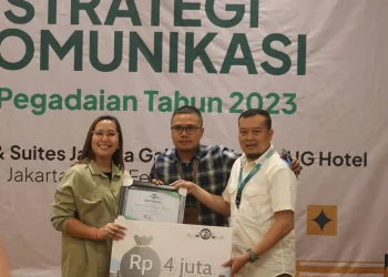 Perwakilan Tim Humas Pegadaian Kanwil XII Surabaya menerima hadiah penghargaan PR 2022.