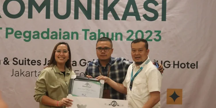 Perwakilan Tim Humas Pegadaian Kanwil XII Surabaya menerima hadiah penghargaan PR 2022.