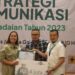 Perwakilan Tim Humas Pegadaian Kanwil XII Surabaya menerima hadiah penghargaan PR 2022.