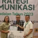 Perwakilan Tim Humas Pegadaian Kanwil XII Surabaya menerima hadiah penghargaan PR 2022.