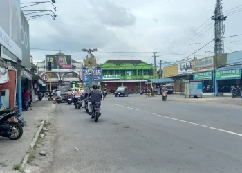 Lampu lalu lintas di pertigaan Pasar Gondanglegi mati sejak beberapa waktu lalu.