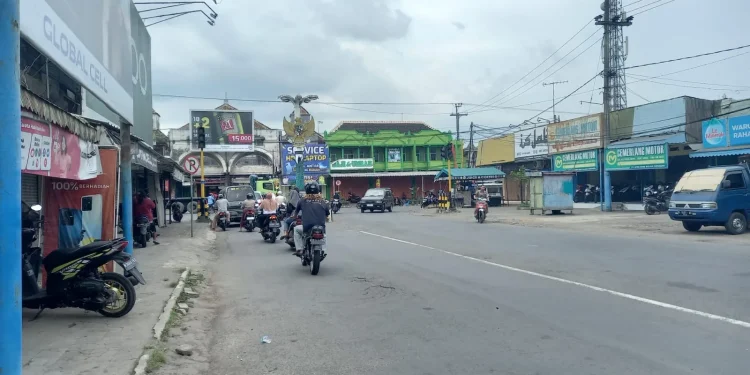 Lampu lalu lintas di pertigaan Pasar Gondanglegi mati sejak beberapa waktu lalu.