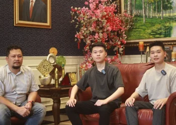 Si kembar Nicholas Pudjihartono dan Michael Pudjihartono bersama CEO Tugu Media Group, Irham Thoriq (kiri).