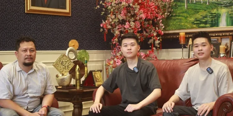 Si kembar Nicholas Pudjihartono dan Michael Pudjihartono bersama CEO Tugu Media Group, Irham Thoriq (kiri).