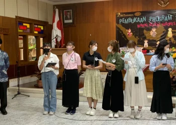 Mahasiswa Program Sakura asal Kanda University saat memperkenalkan diri satu persatu.