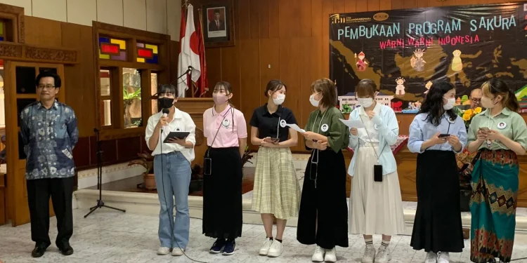 Mahasiswa Program Sakura asal Kanda University saat memperkenalkan diri satu persatu.