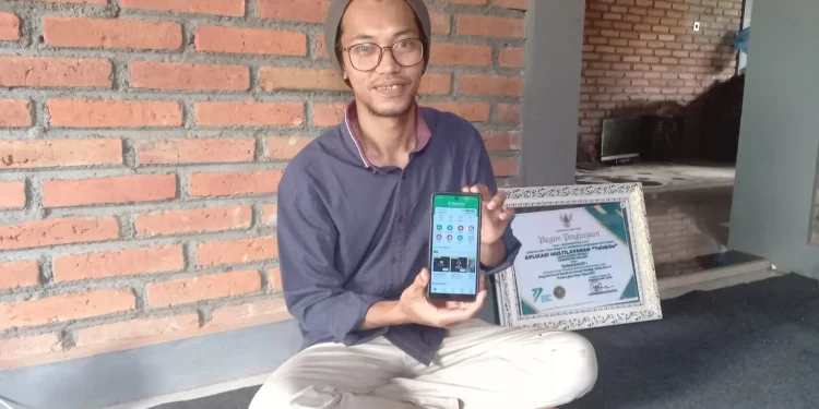 Evan Helga menunjukkan aplikasi Talok Go yang ia kembangkan.