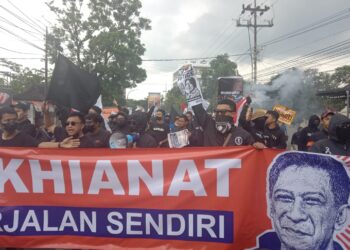 Aksi massa membentangkan spanduk bergambar Iwan Budianto di Kandang Singa.