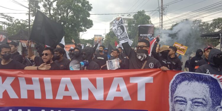 Aksi massa membentangkan spanduk bergambar Iwan Budianto di Kandang Singa.