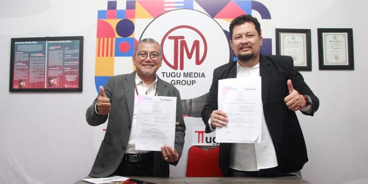 CEO Tugu Media Group, Irham Thoriq, dan Branch Manager BTN Malang, Surasta, saat tandatangan kerja sama.
