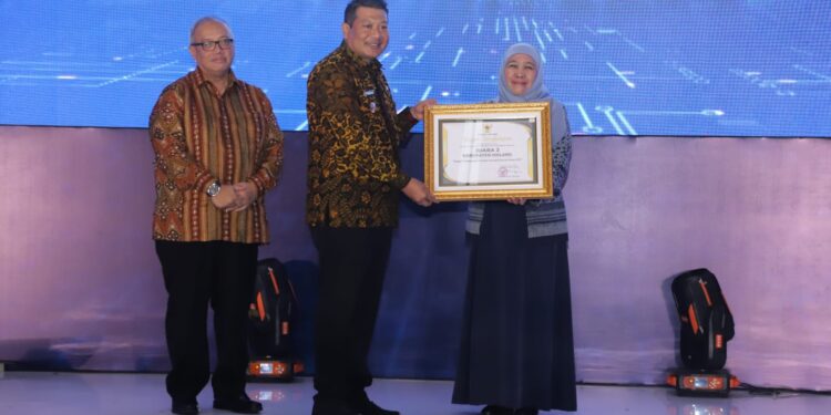 Wakil Bupati Malang, Didik Gatot Subroto menerima penghargaan Pembina Investasi Daerah Terbaik 2022 dari Gubernur Jawa Timur Khofifah Indar Parawansa.