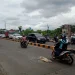 Kondisi lubang di aspal jalan di Jembatan Kedungkandang, Kota Malang yang ditutup karung berisi pasir oleh pengendara.